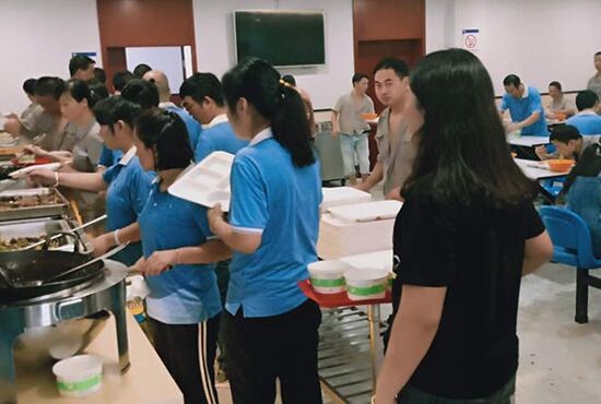 食堂承包公司不榨取員工伙食費靠什么賺錢？